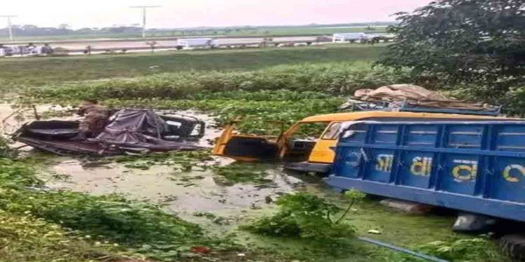 রাজশাহীতে ট্রাকের ধাক্কায় সেনাবাহিনীর গাড়ি খাদে, আহত ৮ সেনাসদস্য