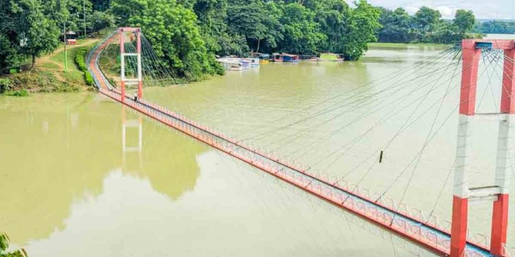 রাঙামাটি ঝুলন্ত সেতু ২৭ দিন ধরে ডুবন্ত, দৈনিক রাজস্ব হারাচ্ছে ৩০-৪০ হাজার টাকা