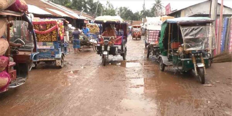 কুড়িগ্রাম শহরের গুরুত্বপূর্ণ সড়কের বেহাল দশা, ভোগান্তিতে চলাচলকারী