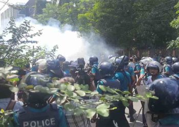 যমুনা অভিমুখে প্রকৌশল শিক্ষার্থীরা, পুলিশের বাধা