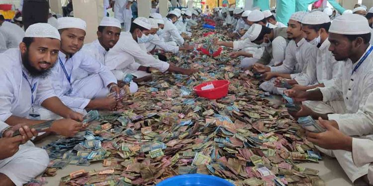 পাগলা মসজিদের দানবাক্সে মিলল ৩২ বস্তা টাকা, চলছে গণনা