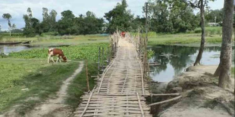 সেতু না থাকায় অর্ধলক্ষাধিক মানুষ সীমাহীন দুর্ভোগ