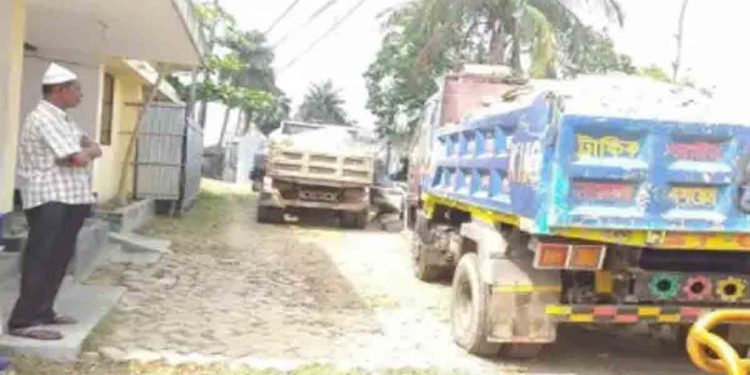 কুড়িগ্রামের রাজারহাটে দাঁপিয়ে বেড়াচ্ছে অবৈধ ডাম্পার, ট্রাক ও টলি