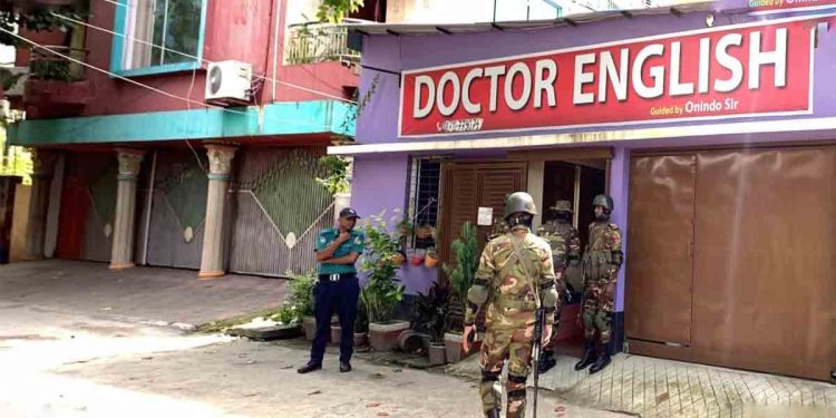 রাজশাহীতে কোচিং সেন্টারে অস্ত্র ও বিস্ফোরক তৈরির সরঞ্জাম উদ্ধার, সেনাবাহিনীর অভিযান