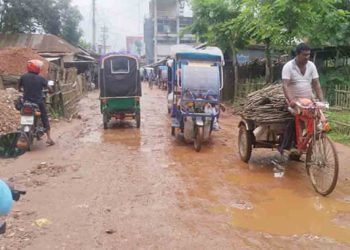 সড়ক ও জনপদ বিভাগের গাফিলতিতে রাজারহাট উপজেলায় চলাচলের অযোগ্য সড়ক