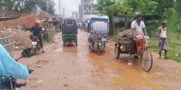 সড়ক ও জনপদ বিভাগের গাফিলতিতে রাজারহাট উপজেলায় চলাচলের অযোগ্য সড়ক