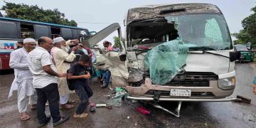 সড়ক দূর্ঘটনায় ইবির শিক্ষকবাহী মিনি বাস