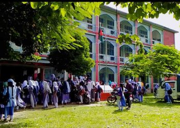 পিয়ারপুর উচ্চ বিদ্যালয়ে স্কুল চলাকালীন সময়ে তুচ্ছ ঘটনাকে কেন্দ্র করে শিক্ষককে মারধর