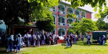 পিয়ারপুর উচ্চ বিদ্যালয়ে স্কুল চলাকালীন সময়ে তুচ্ছ ঘটনাকে কেন্দ্র করে শিক্ষককে মারধর