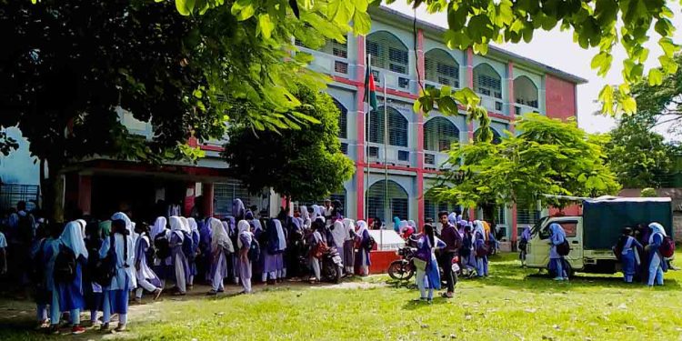 পিয়ারপুর উচ্চ বিদ্যালয়ে স্কুল চলাকালীন সময়ে তুচ্ছ ঘটনাকে কেন্দ্র করে শিক্ষককে মারধর