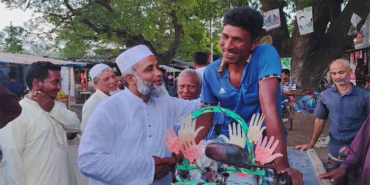 ভোলাহাটে জামায়াত মনোনীত এমপি প্রার্থী মিজানুর রহমানের গণসংযোগ