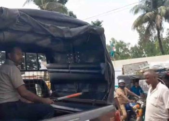 কুড়িগ্রামে মাদক না পেয়ে যুবকের টাকা ছিনতাইয়ের চেষ্টা, জনরোষে মাদকদ্রব্য কর্মকর্তা-কর্মচারী