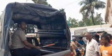 কুড়িগ্রামে মাদক না পেয়ে যুবকের টাকা ছিনতাইয়ের চেষ্টা, জনরোষে মাদকদ্রব্য কর্মকর্তা-কর্মচারী