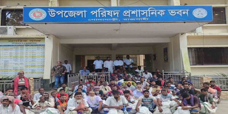 গোদাগাড়ীতে বন্যায় ক্ষতিগ্রস্তদের মাঝে ত্রাণ বিতরণ