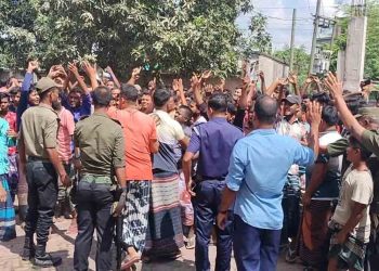 চাঁপাইনবাবগঞ্জে বিদ্যুৎ বিল দ্বিগুণের প্রতিবাদে অটো চালকদের বিক্ষোভ