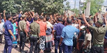 চাঁপাইনবাবগঞ্জে বিদ্যুৎ বিল দ্বিগুণের প্রতিবাদে অটো চালকদের বিক্ষোভ