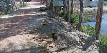 কুড়িগ্রামের চিলমারীতে ব্রিজ চালুর ১০ মাসেই সংযোগ রাস্তায় ধস