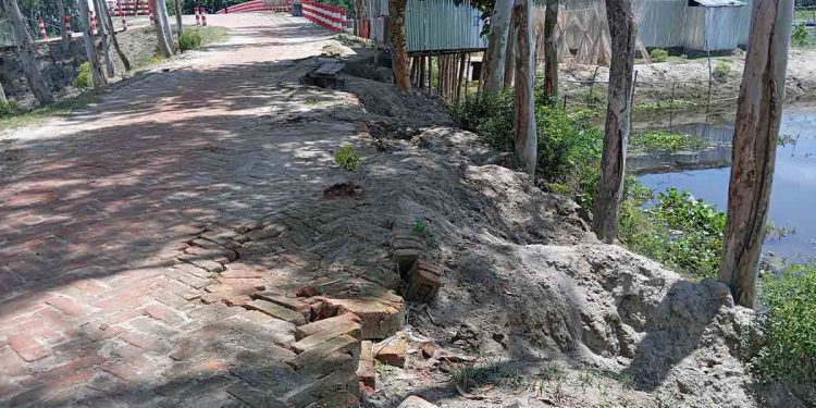 কুড়িগ্রামের চিলমারীতে ব্রিজ চালুর ১০ মাসেই সংযোগ রাস্তায় ধস