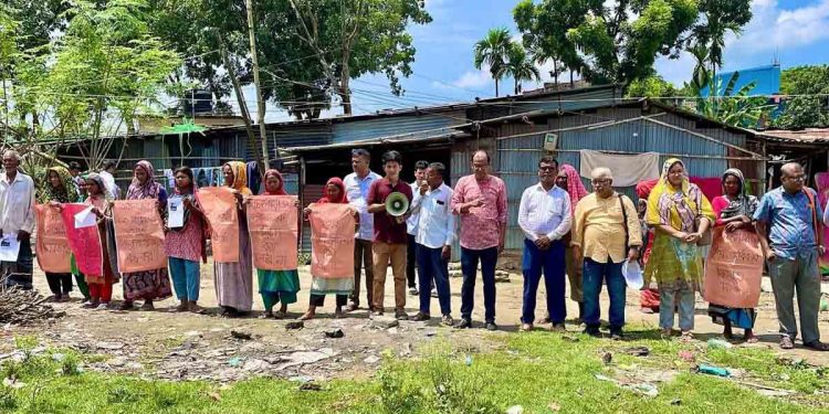 রাজশাহীতে পাহাড়িয়া পরিবার উচ্ছেদের অপচেষ্টা: মানববন্ধনে তীব্র প্রতিবাদ