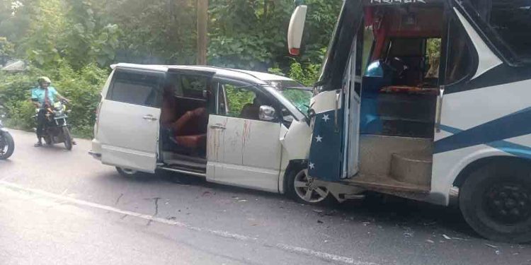 রাঙামাটিতে বাস-মাইক্রোবাস সংঘর্ষে চালকসহ আহত ৪