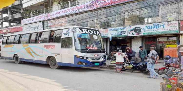 শ্রমিকদের কর্মবিরতিতে রাজশাহী-ঢাকাগামী বাস চলাচল বন্ধ