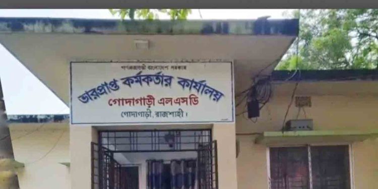 গোদাগাড়ীতে খুদিময়, অর্ধসিদ্ধ ও দুর্গন্ধযুক্ত চাল বিতরণের অভিযোগ