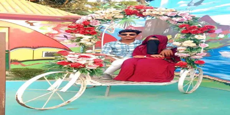 বিয়ের প্রলোভন দেখিয়ে ৭ম শ্রেণীর ছাত্রীর সঙ্গে শারীরিক মিলামেশা করে ৮ম শ্রেণীর ছাত্রীকে বিয়ে