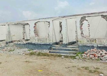 ভাঙনের অজুহাতে খোর্দ্দ বাঁশপাতা আবাসন প্রকল্পের ঘর থেকে খুলে নিয়েছে দরজা-জানালা