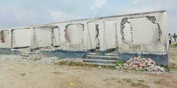 ভাঙনের অজুহাতে খোর্দ্দ বাঁশপাতা আবাসন প্রকল্পের ঘর থেকে খুলে নিয়েছে দরজা-জানালা