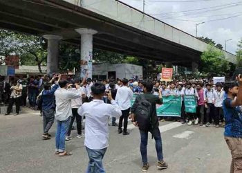 সাতরাস্তায় পলিটেকনিক শিক্ষার্থীদের সড়ক অবরোধ, যান চলাচল বন্ধ