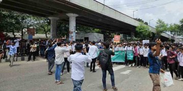 সাতরাস্তায় পলিটেকনিক শিক্ষার্থীদের সড়ক অবরোধ, যান চলাচল বন্ধ