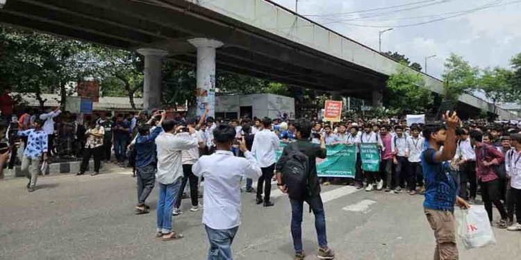 সাতরাস্তায় পলিটেকনিক শিক্ষার্থীদের সড়ক অবরোধ, যান চলাচল বন্ধ