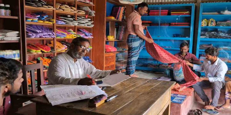 কুড়িগ্রামে সরকারি স্কুলের একরুমে সব শ্রেণীর ক্লাস, স্যান্ডেলের দোকানে অফিস