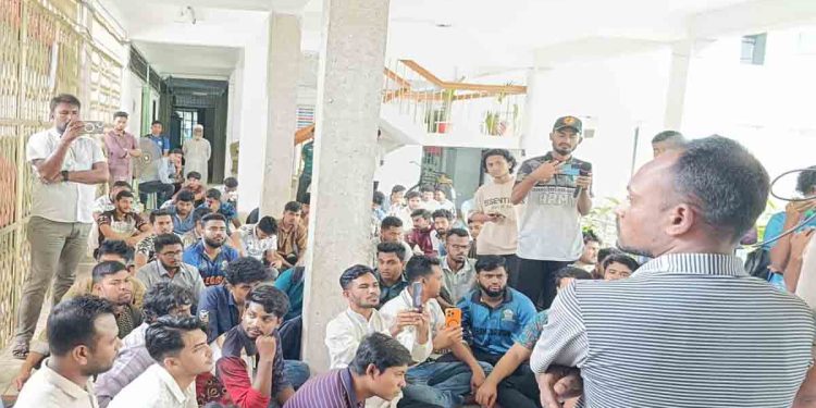 দুই দফা দাবিতে ইবি ছাত্রদলের অবস্থান কর্মসূচি