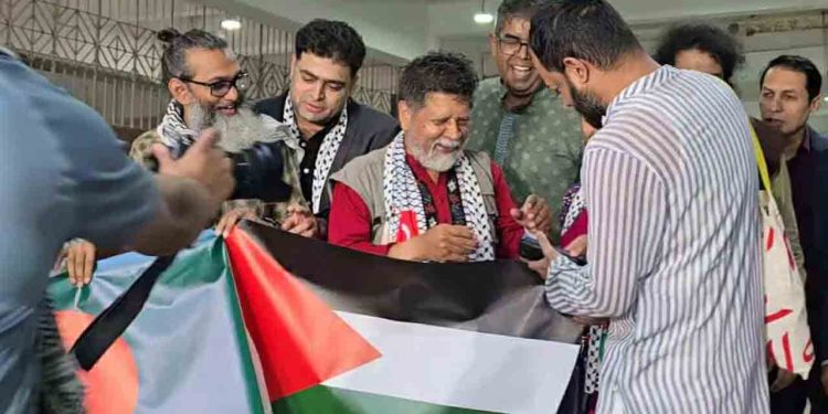 দেশে ফিরেছেন শহিদুল আলম