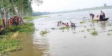 কুড়িগ্রামে শাপলা তুলতে নৌকা থেকে পড়ে শিশুর মৃত্যু