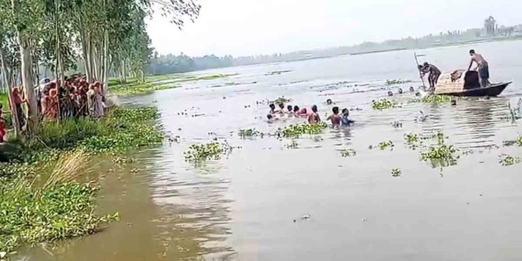 কুড়িগ্রামে শাপলা তুলতে নৌকা থেকে পড়ে শিশুর মৃত্যু