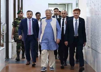 সফর শেষে দেশে ফিরলেন প্রধান উপদেষ্টা