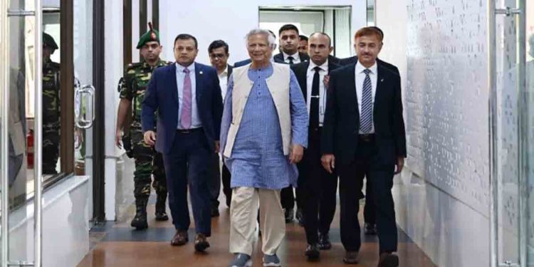 সফর শেষে দেশে ফিরলেন প্রধান উপদেষ্টা