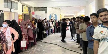 উৎসবমুখর পরিবেশে চলছে চাকসুর ভোটগ্রহণ