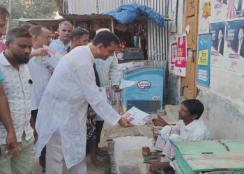 ভোলাহাটে মনোনয়ন প্রত্যাশী আশরাফ হোসেনের ৩১ দফা লিফলেট বিতরণ