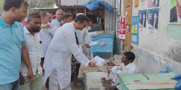 ভোলাহাটে মনোনয়ন প্রত্যাশী আশরাফ হোসেনের ৩১ দফা লিফলেট বিতরণ