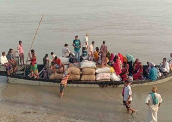 মাসে মাসে খেয়াঘাট ইজারা দিচ্ছে ইজারাদার, অতিরিক্ত ভাড়া গুনতে গিয়ে জিম্মি চরের বাসিন্দারা