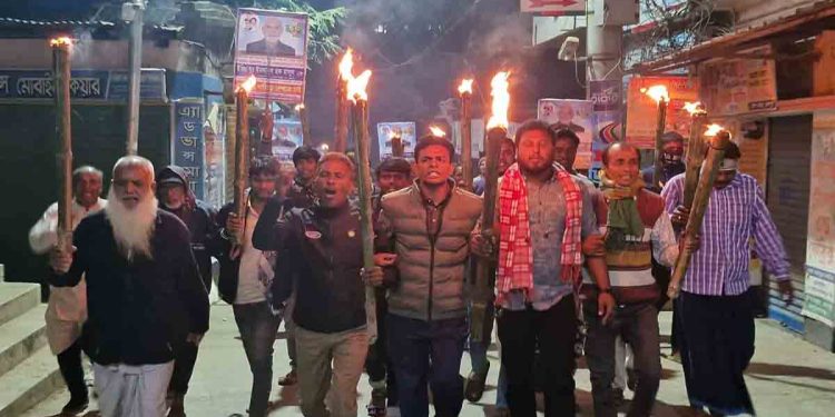 ২০১৮ সালে সংসদে যাওয়া দলীয় প্রার্থীর মনোনয়ন বাতিলের দাবিতে গোমস্তাপুরে বিএনপি’র মশাল মিছিল