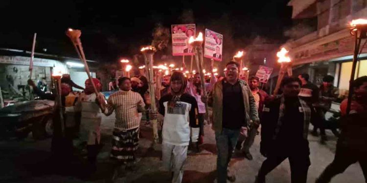 চাঁপাইনবাবগঞ্জ-০২ আসনে ২০১৮ সালে সংসদে যাওয়া বিএনপি প্রার্থীর মনোনয়ন বাতিলের দাবিতে মশাল মিছিল