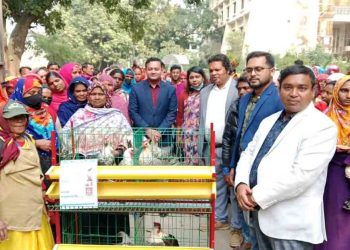 গোদাগাড়ীতে ১১০ সুবিধাবঞ্চিত পরিবারের মাঝে খাঁচা ও ফাউমি মুরগি বিতরণ
