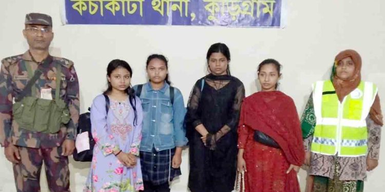দালালের খপ্পরে ভারতে পাচার ৪ বাংলাদেশি তরুণীকে ফেরত দিলো বিএসএফ