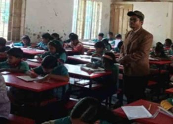 কুড়িগ্রামে শিক্ষকদের কর্মবিরতিতে বার্ষিক পরীক্ষা নিচ্ছেন অভিভাবক–শিক্ষা কর্মকর্তা