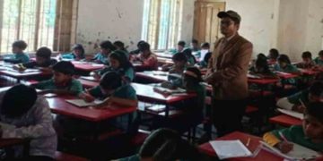 কুড়িগ্রামে শিক্ষকদের কর্মবিরতিতে বার্ষিক পরীক্ষা নিচ্ছেন অভিভাবক–শিক্ষা কর্মকর্তা