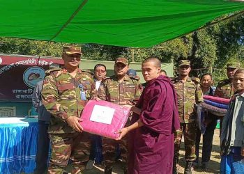 রাঙামাটিতে শীতার্তদের মাঝে সেনাবাহিনীর শীতবস্ত্র বিতরণ